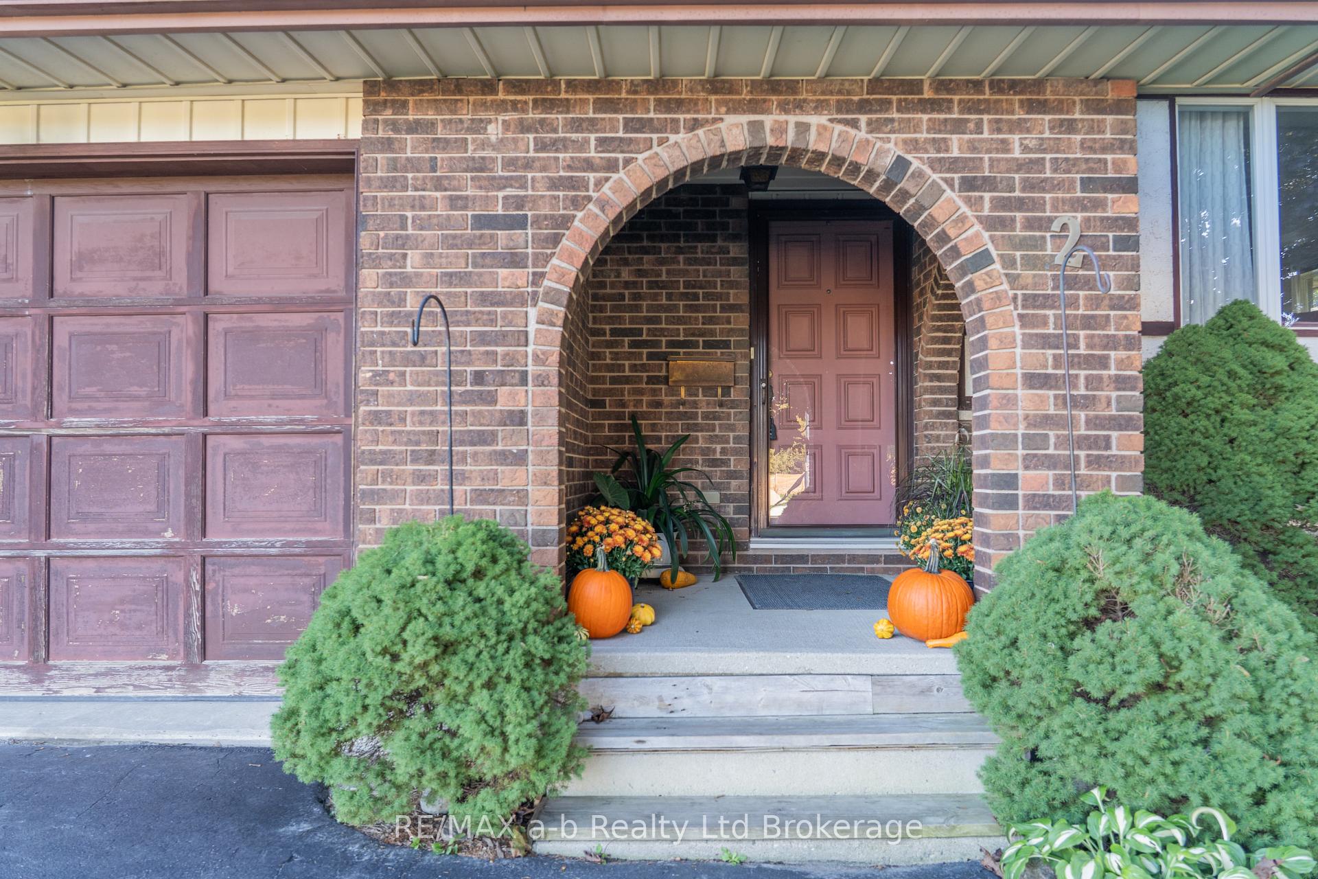 Photo 3 of 2 Cranberry Road, Tillsonburg — HOMEH