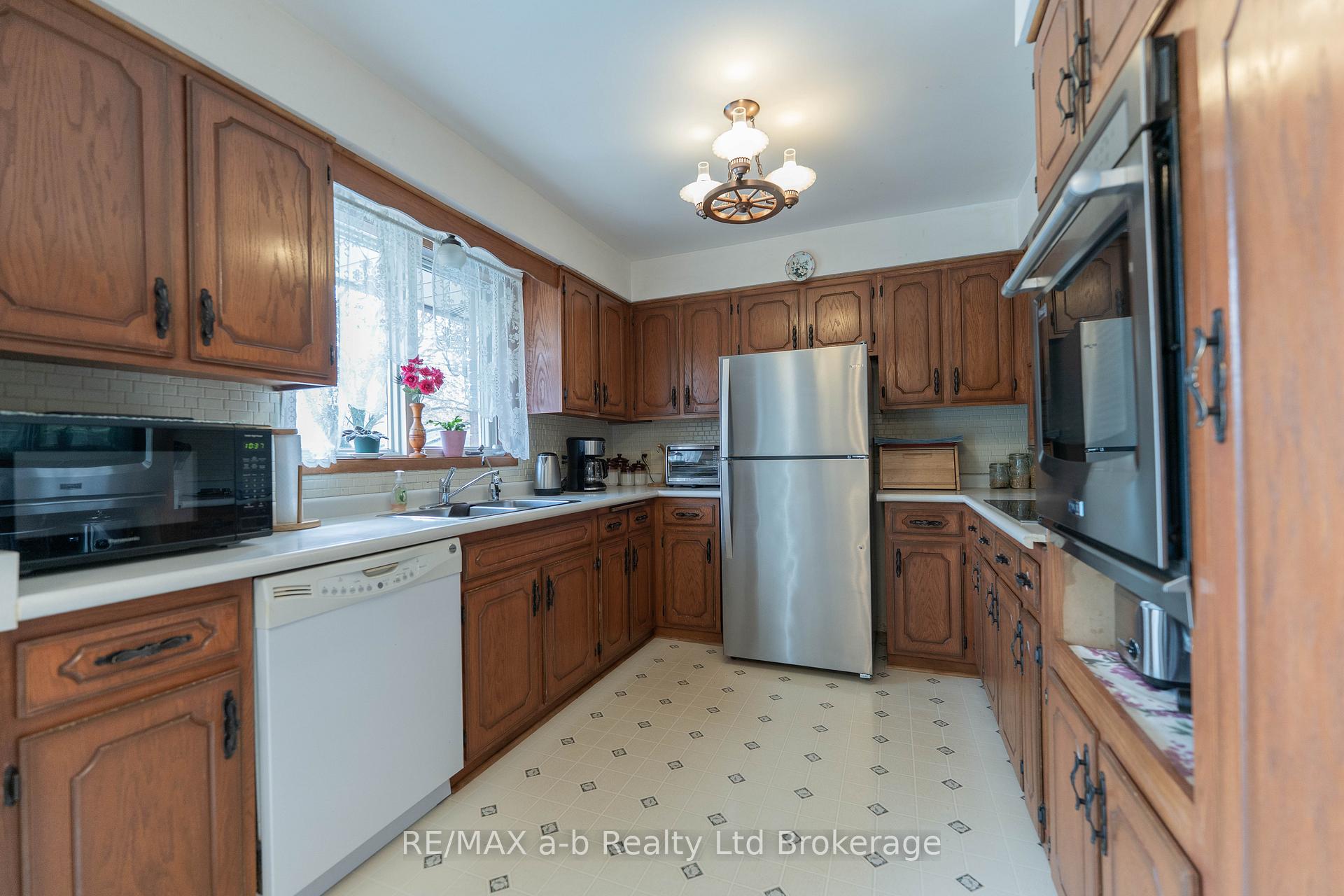 Photo 8 of 2 Cranberry Road, Tillsonburg — HOMEH