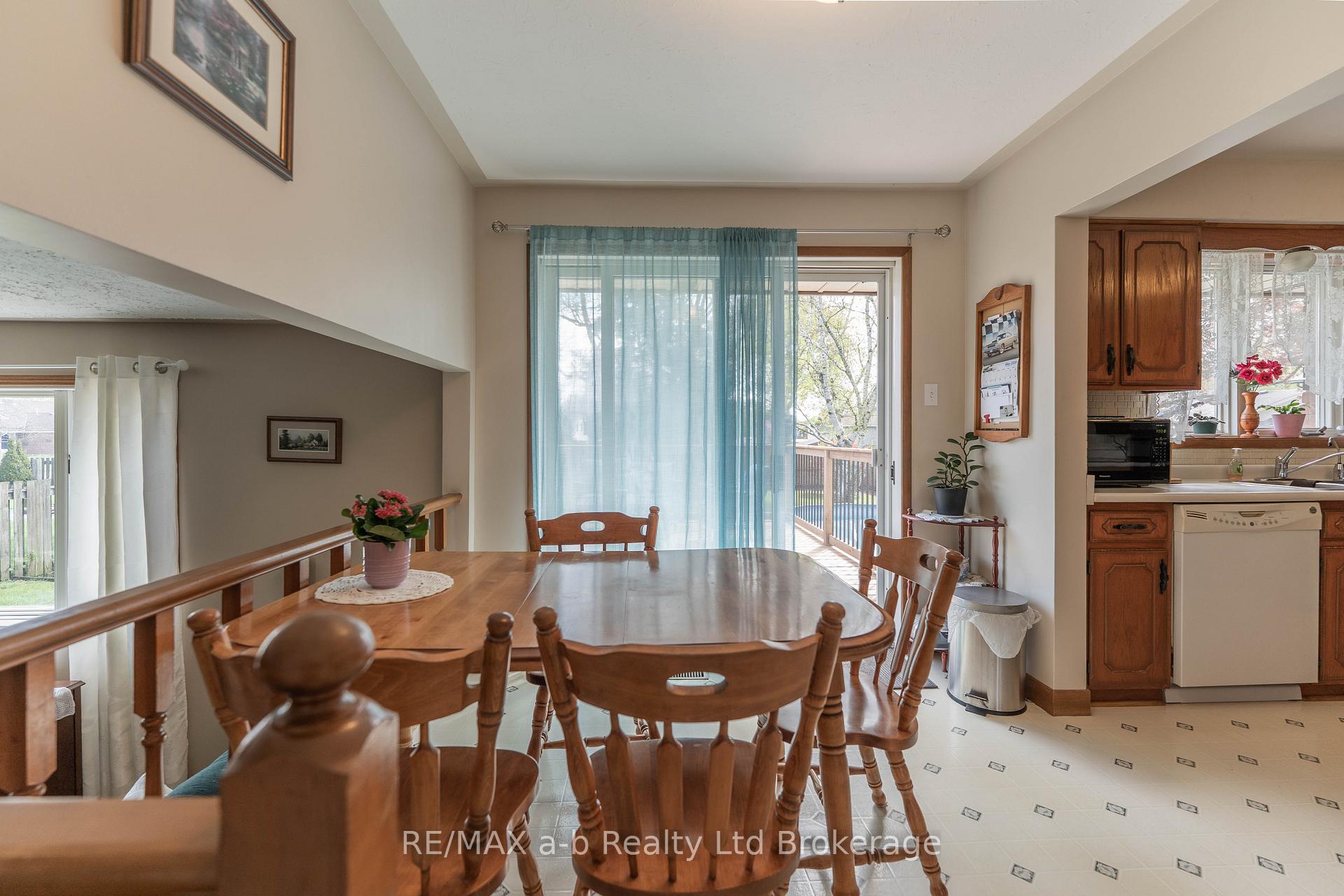 Photo 12 of 2 Cranberry Road, Tillsonburg — HOMEH