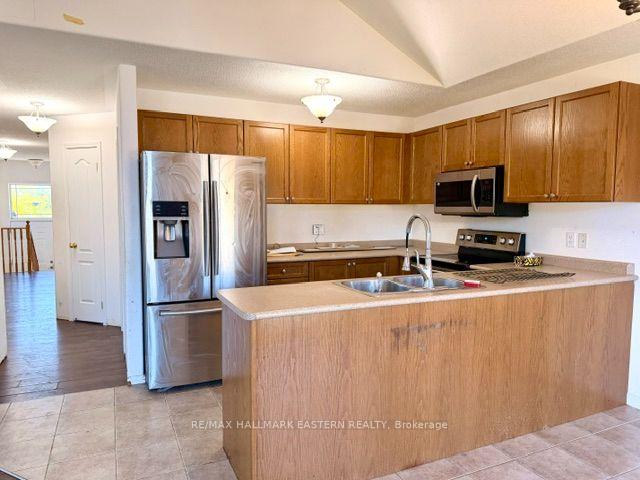 Photo 3 of 528 Clancy Crescent, Peterborough, Otonabee Ward 1 — HOMEH