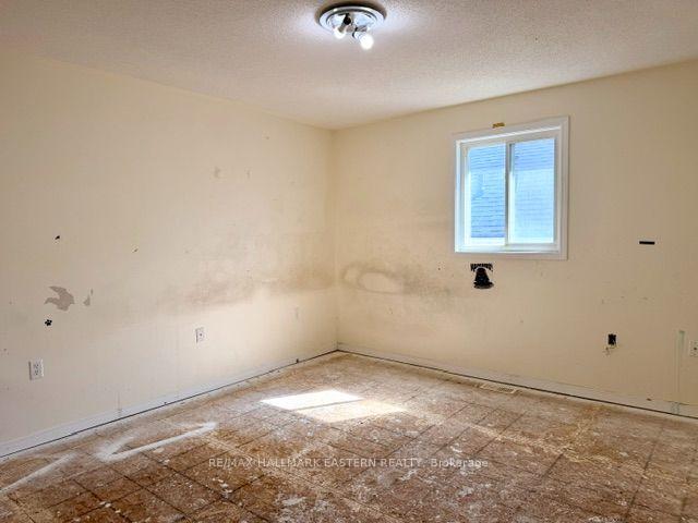 Photo 12 of 528 Clancy Crescent, Peterborough, Otonabee Ward 1 — HOMEH