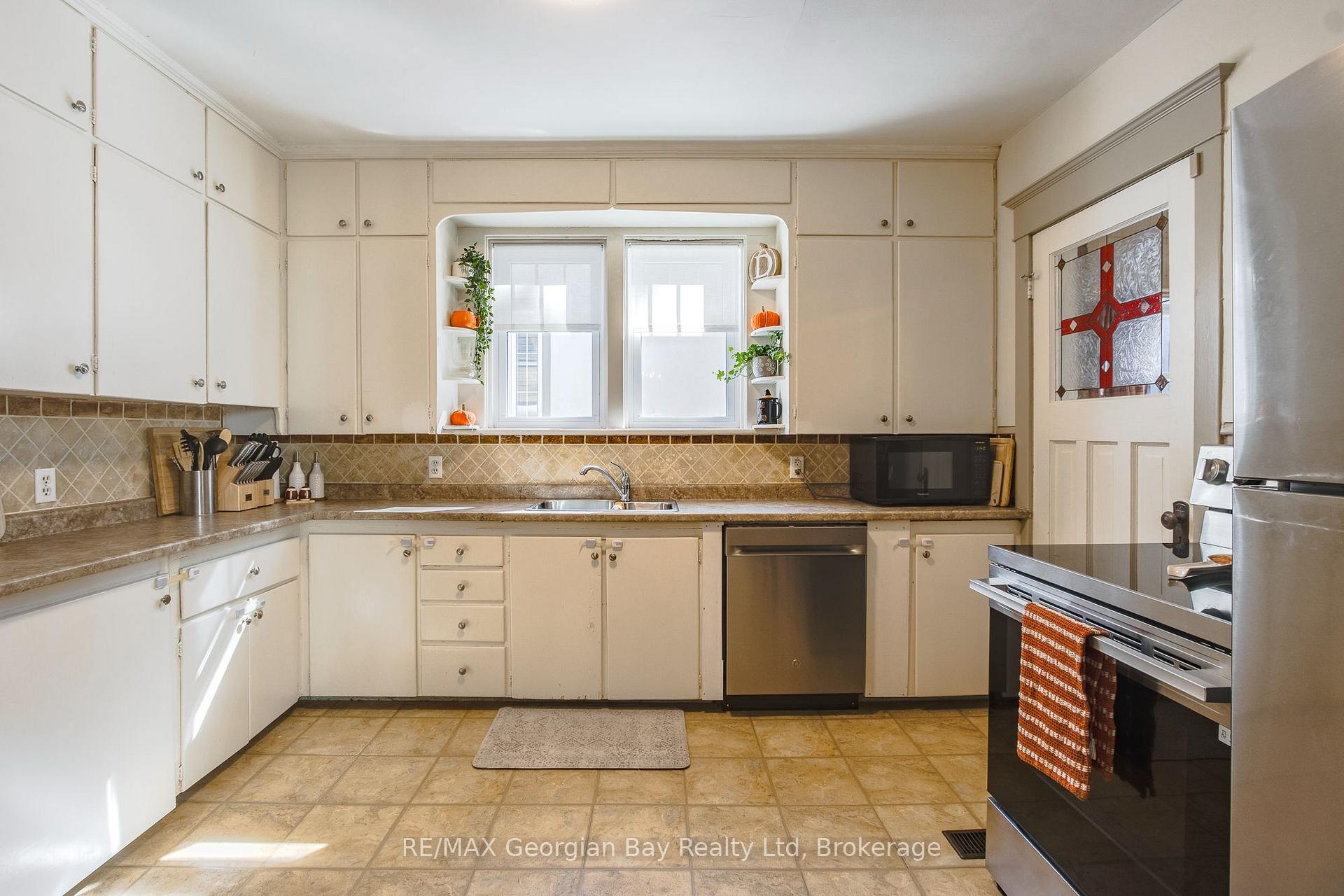 Photo 10 of 328 Third Street, Midland — HOMEH