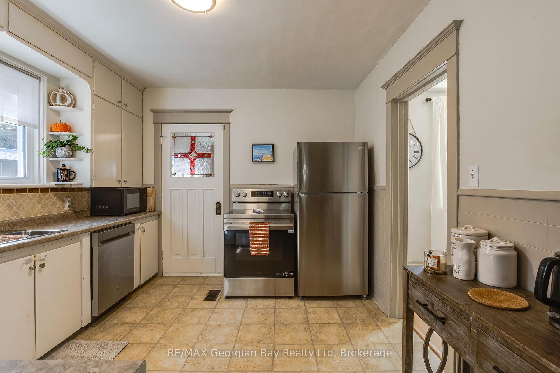 Photo 11 of 328 Third Street, Midland — HOMEH
