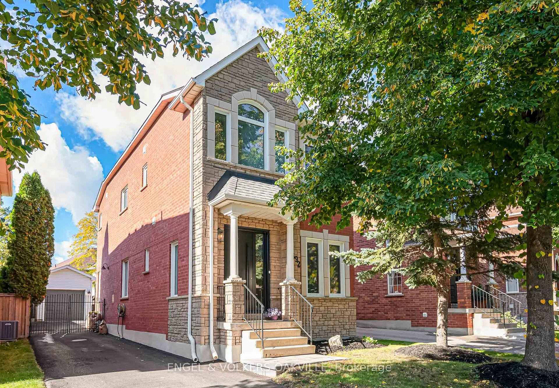 Photo of 2592 Castle Hill Crescent