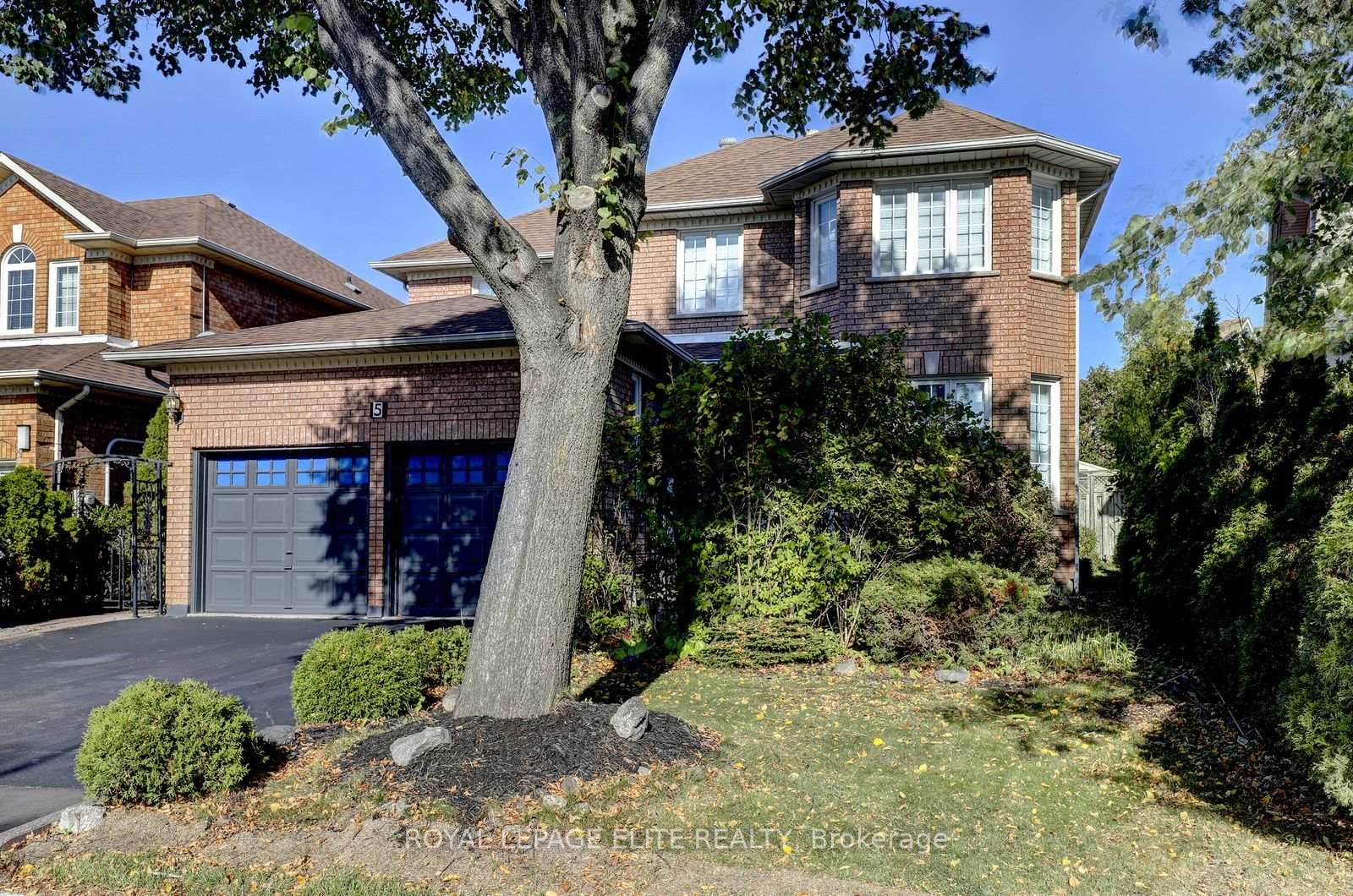 Photo 2 of 5 Pinecone Way E, Brampton, Sandringham-Wellington — HOMEH