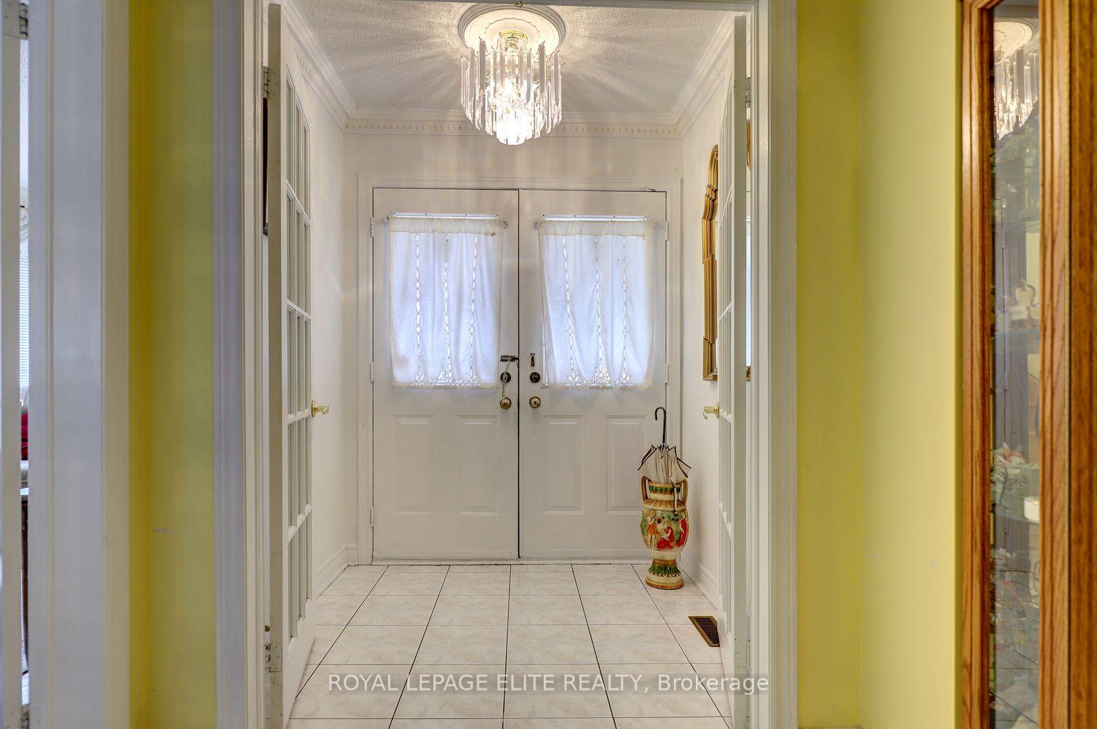 Photo 4 of 5 Pinecone Way E, Brampton, Sandringham-Wellington — HOMEH