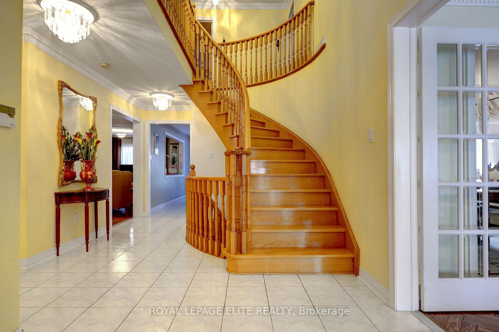Photo 5 of 5 Pinecone Way E, Brampton, Sandringham-Wellington — HOMEH