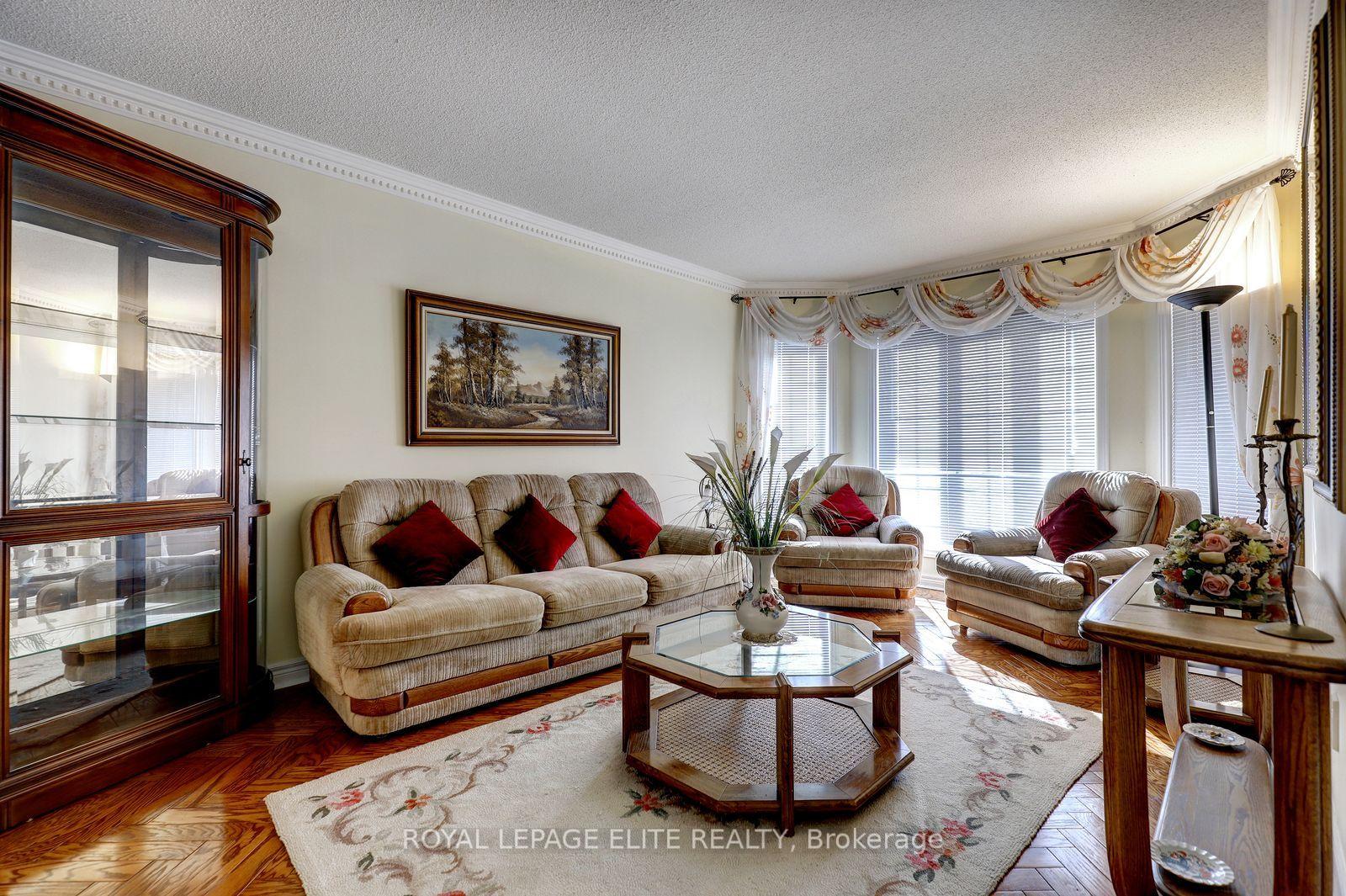 Photo 8 of 5 Pinecone Way E, Brampton, Sandringham-Wellington — HOMEH