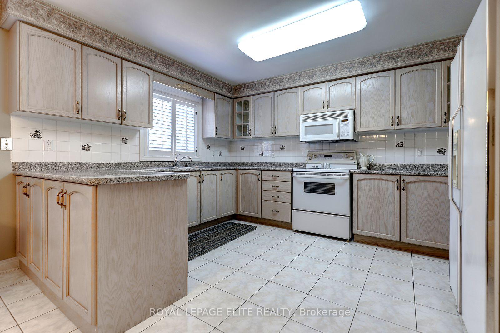 Photo 16 of 5 Pinecone Way E, Brampton, Sandringham-Wellington — HOMEH