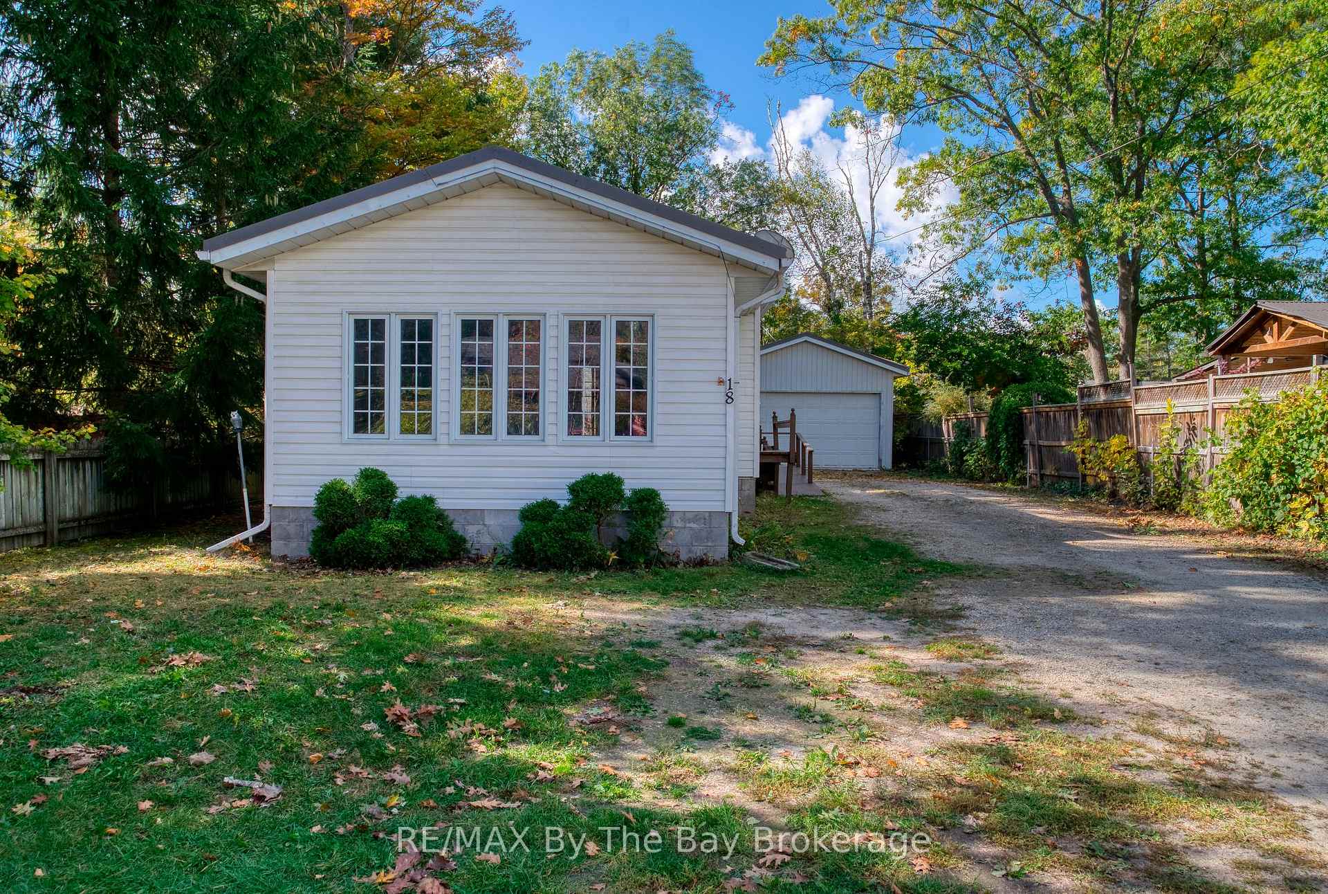 Photo 3 of 18 Elm Drive, Wasaga Beach — HOMEH