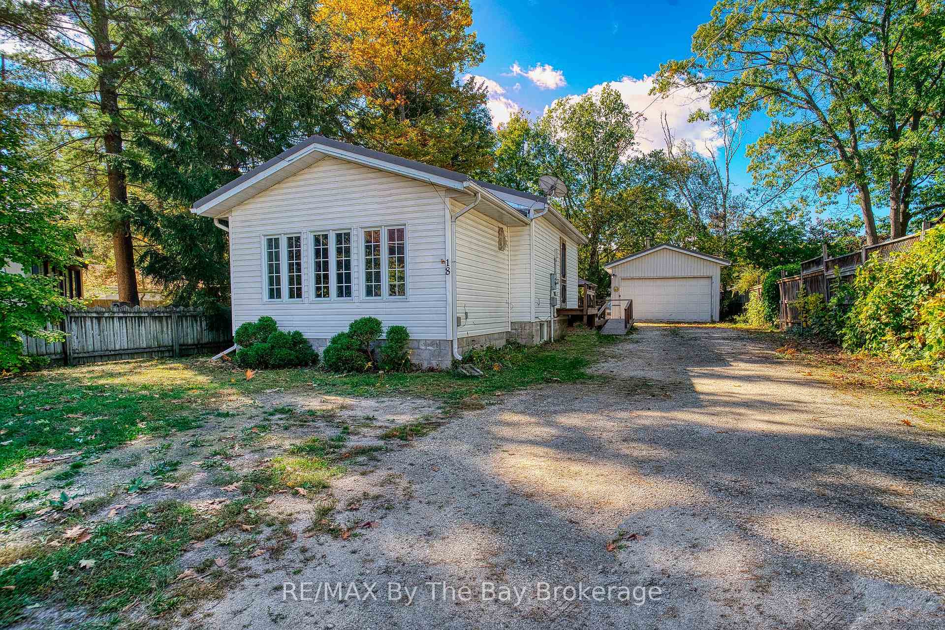Photo 4 of 18 Elm Drive, Wasaga Beach — HOMEH