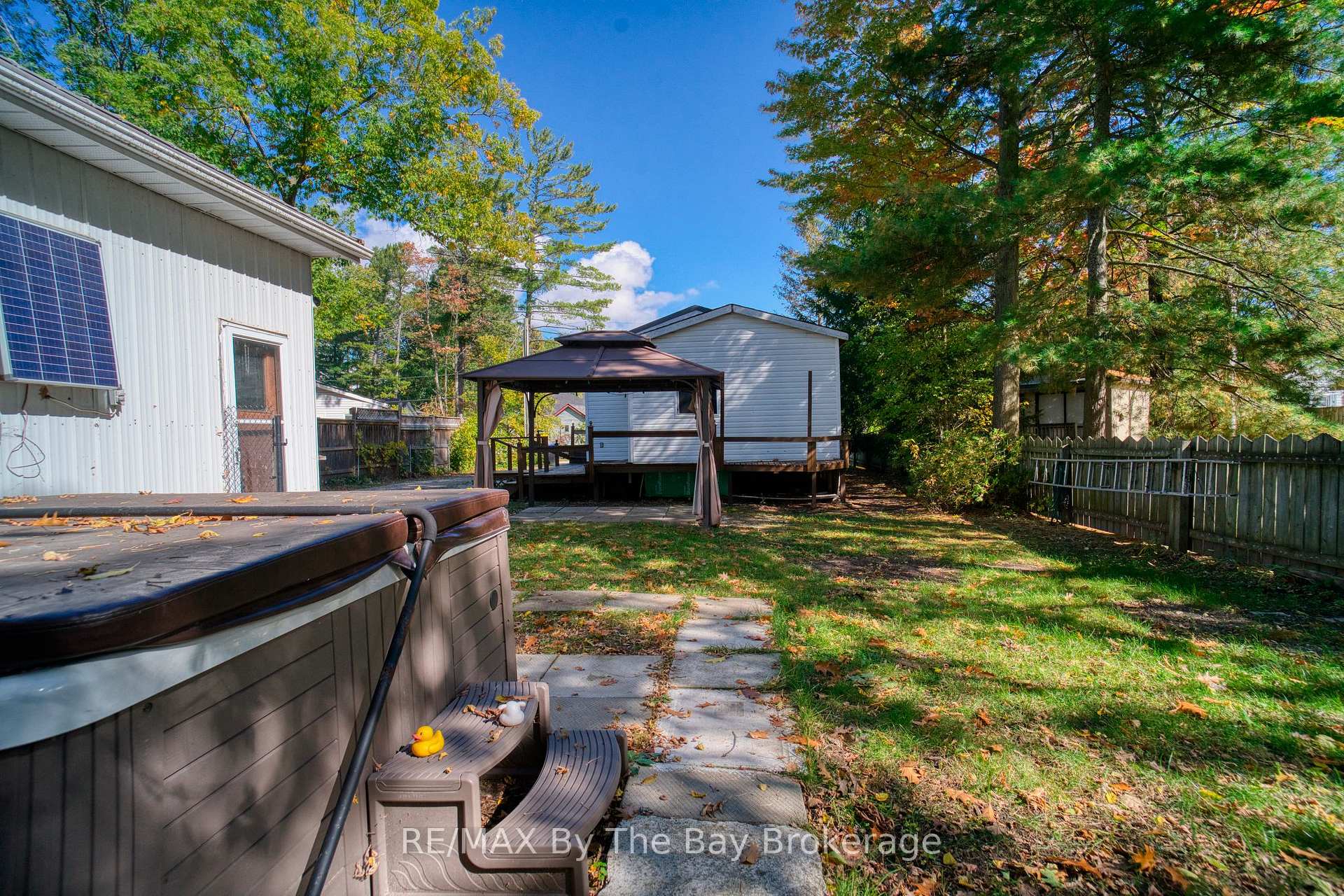 Photo 5 of 18 Elm Drive, Wasaga Beach — HOMEH