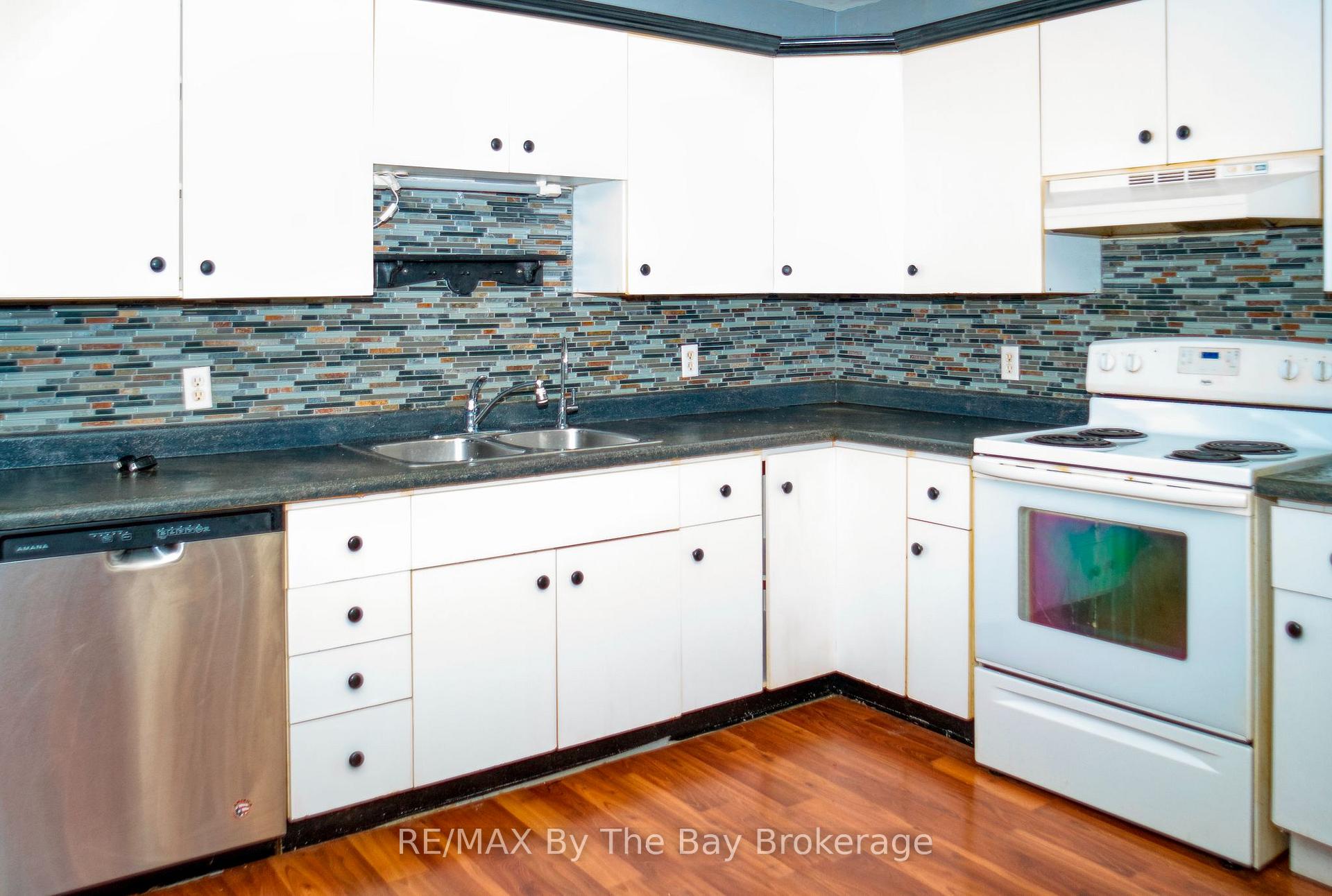 Photo 8 of 18 Elm Drive, Wasaga Beach — HOMEH