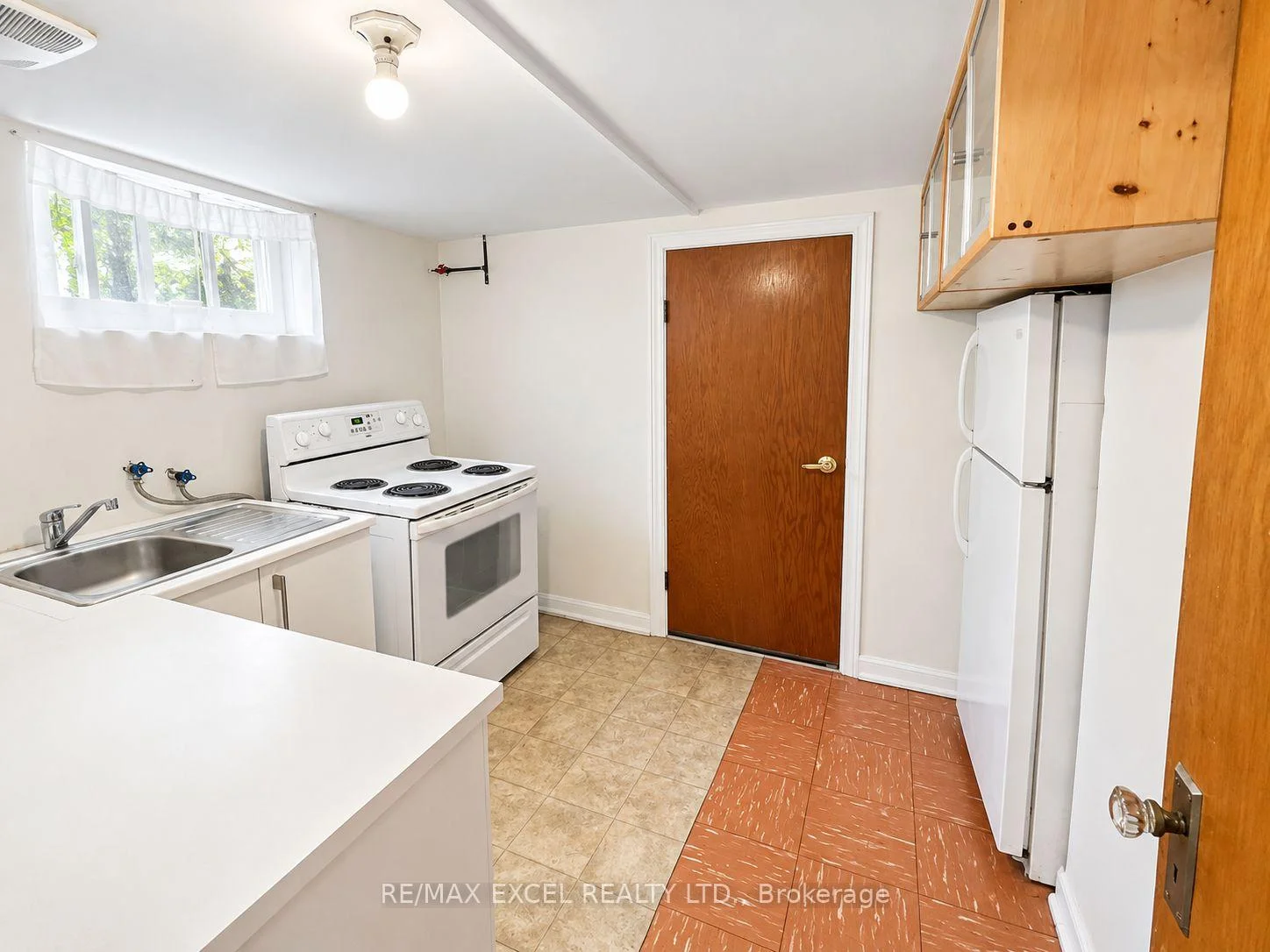 Photo 4 of 11 Hutton Avenue, Toronto, East York — HOMEH