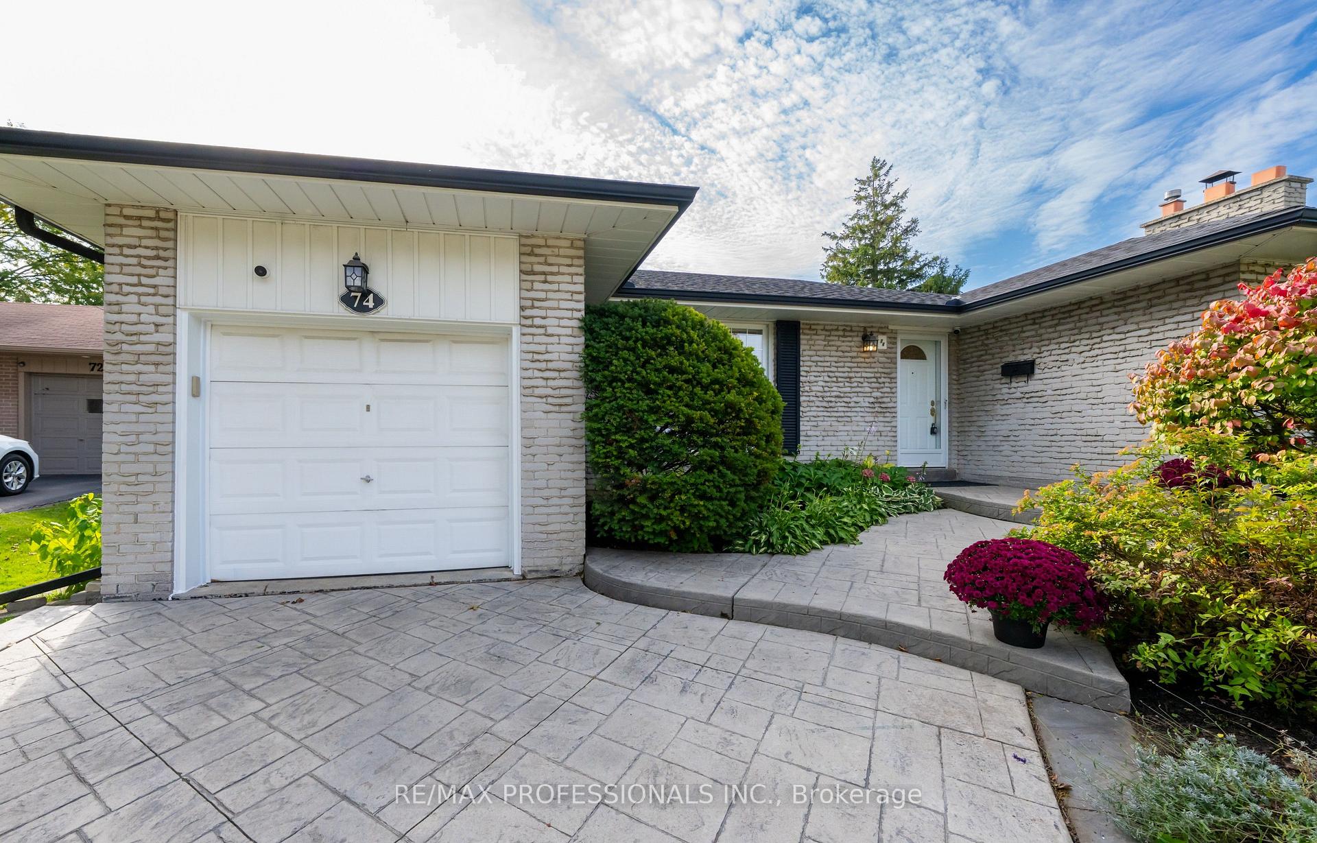 Photo 3 of 74 Crendon Drive, Etobicoke, Etobicoke West Mall — HOMEH