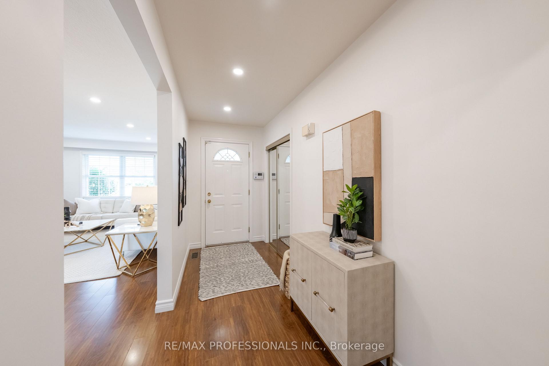 Photo 4 of 74 Crendon Drive, Etobicoke, Etobicoke West Mall — HOMEH