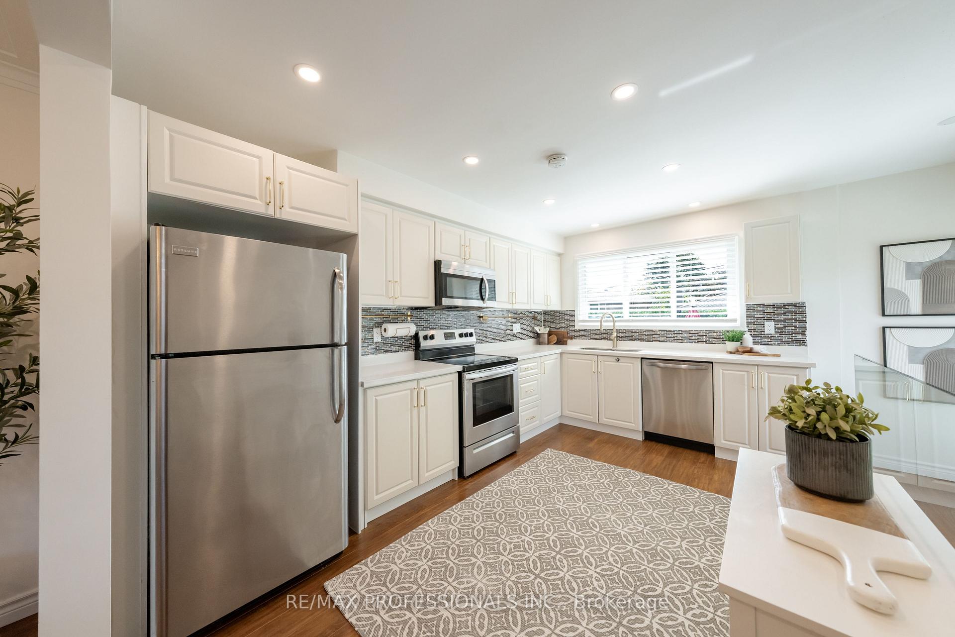 Photo 10 of 74 Crendon Drive, Etobicoke, Etobicoke West Mall — HOMEH