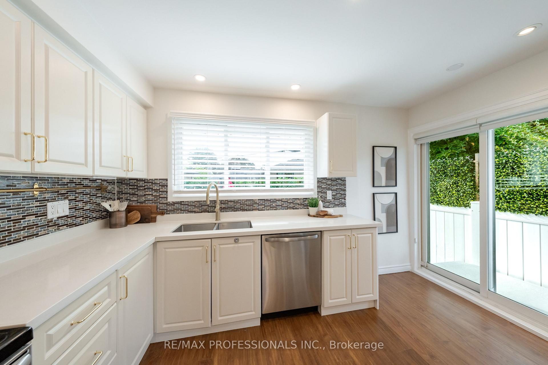 Photo 11 of 74 Crendon Drive, Etobicoke, Etobicoke West Mall — HOMEH