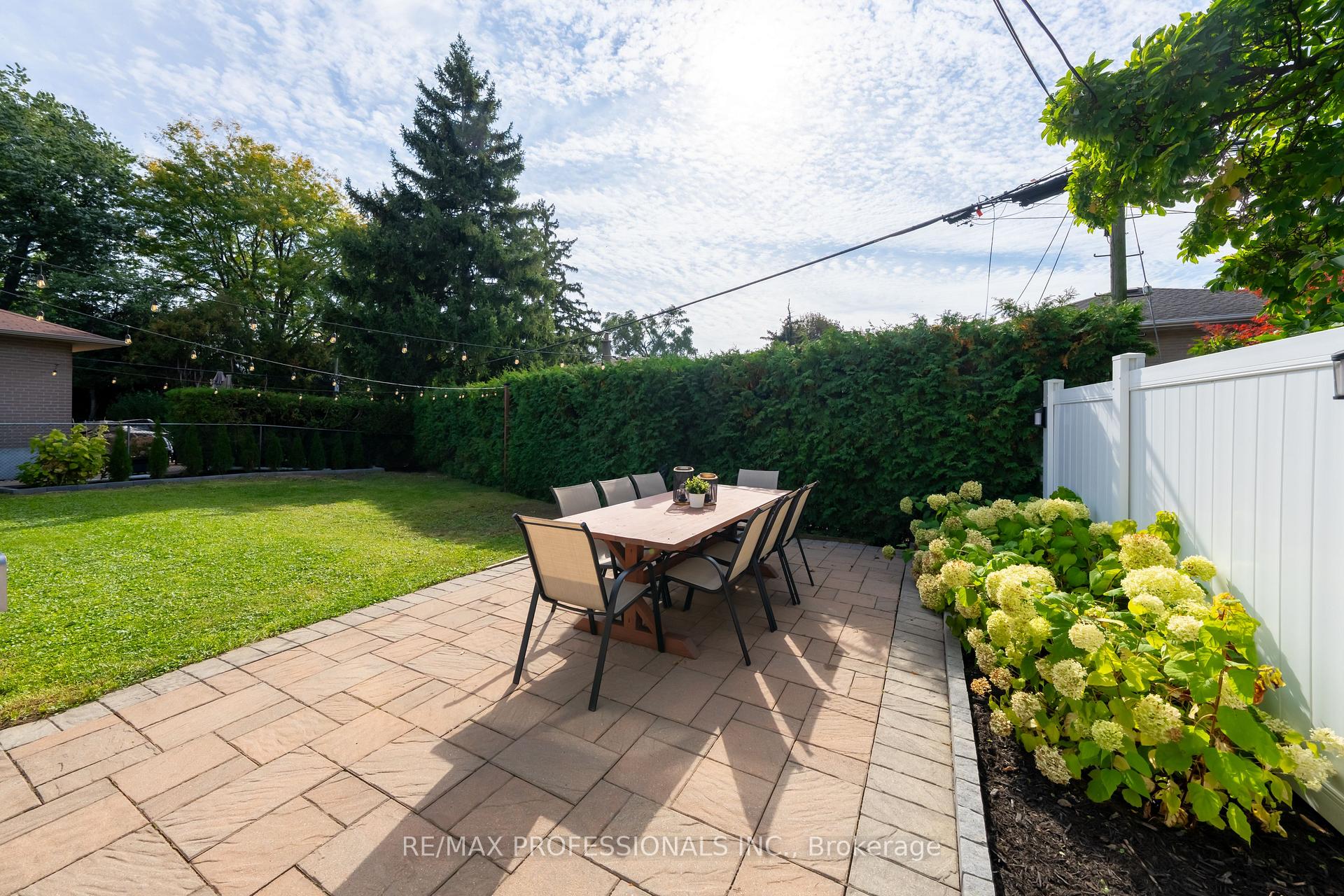 Photo 25 of 74 Crendon Drive, Etobicoke, Etobicoke West Mall — HOMEH