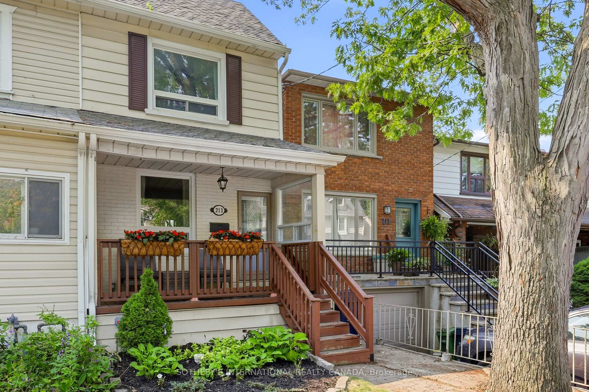 Photo of 213 Oakcrest Avenue
