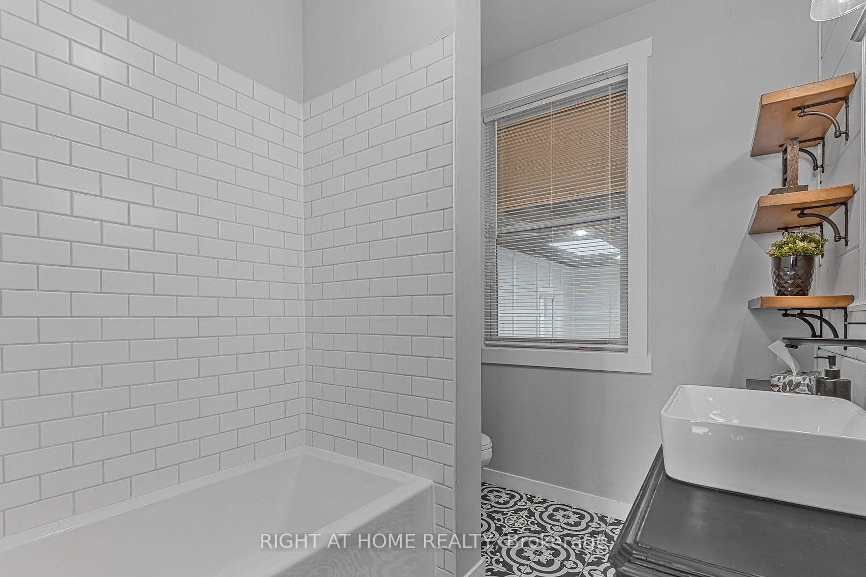 Photo 15 of 110 Cameron Avenue N, Hamilton, Homeside — HOMEH