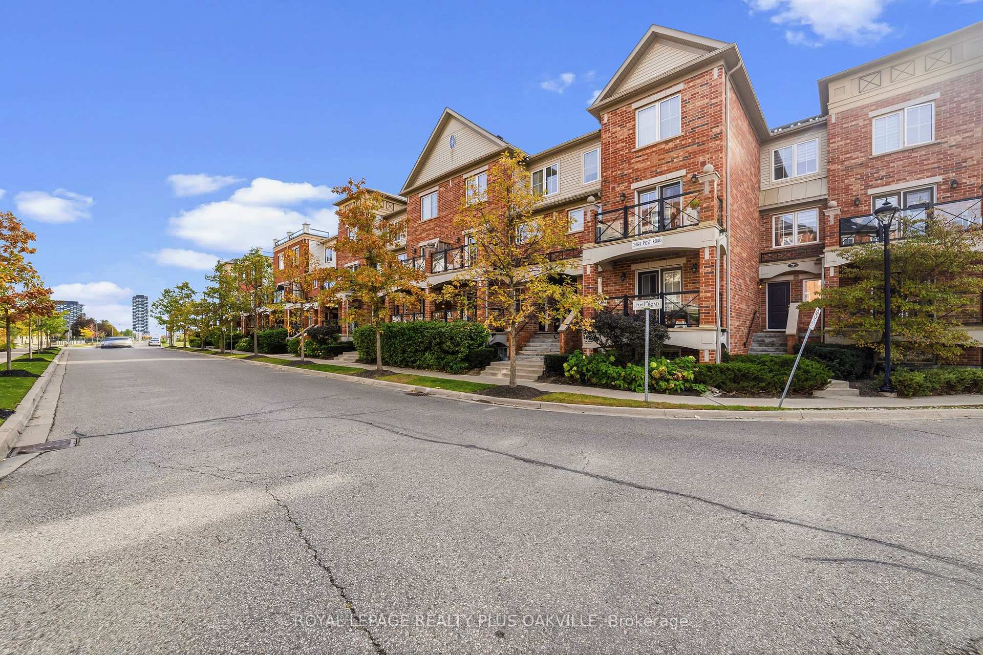 Photo 2 of Unit 6, 2464 Post Road, Oakville, River Oaks — HOMEH