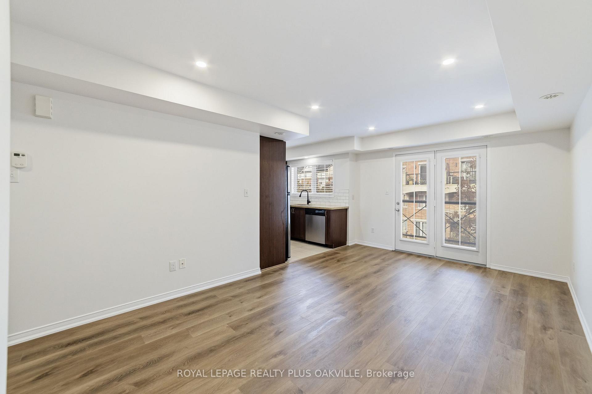 Photo 6 of Unit 6, 2464 Post Road, Oakville, River Oaks — HOMEH