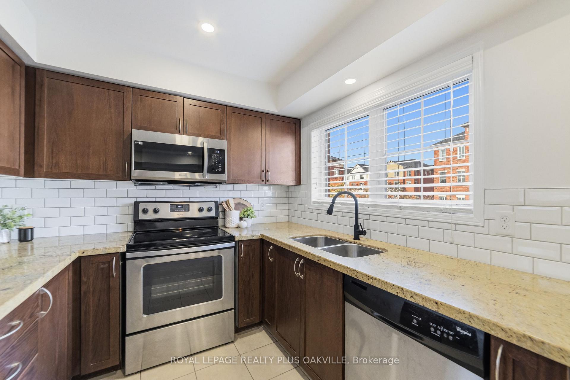 Photo 10 of Unit 6, 2464 Post Road, Oakville, River Oaks — HOMEH