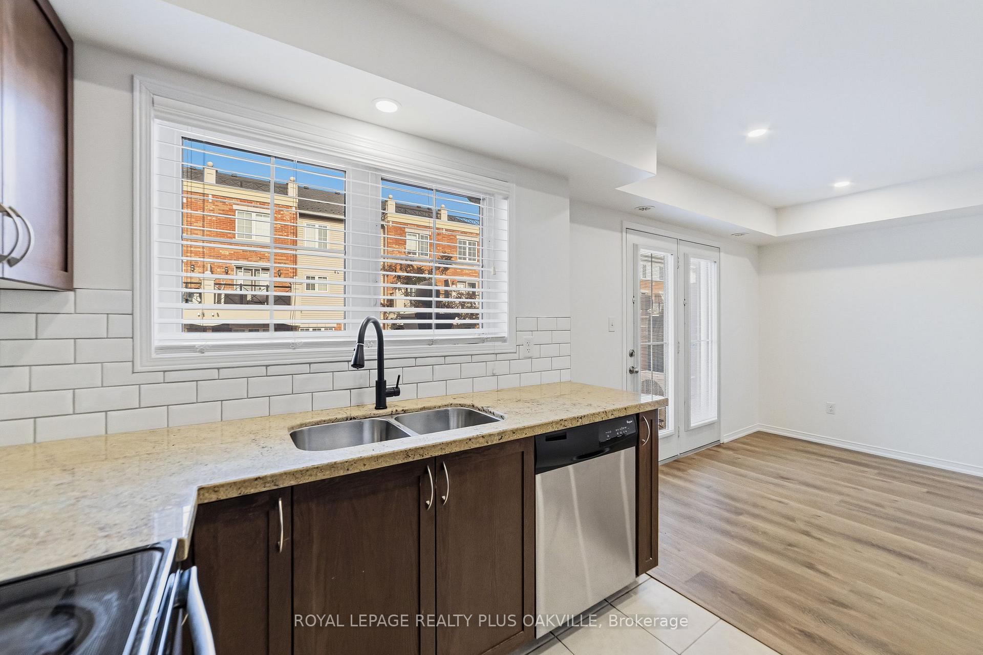 Photo 11 of Unit 6, 2464 Post Road, Oakville, River Oaks — HOMEH