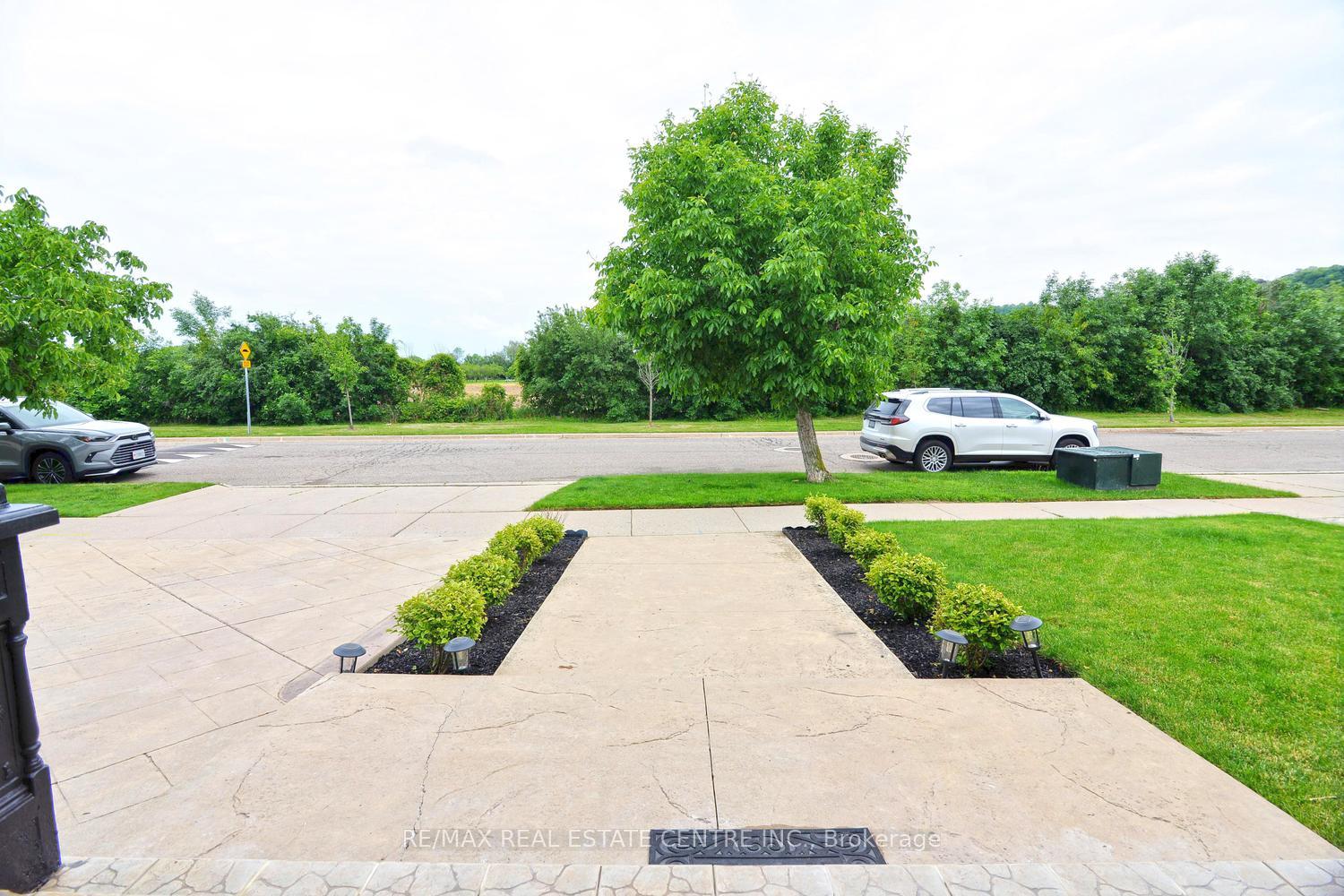 Photo 5 of 43 Regalview Drive, Hamilton, Stoney Creek — HOMEH
