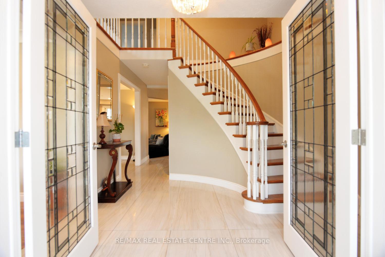 Photo 9 of 43 Regalview Drive, Hamilton, Stoney Creek — HOMEH