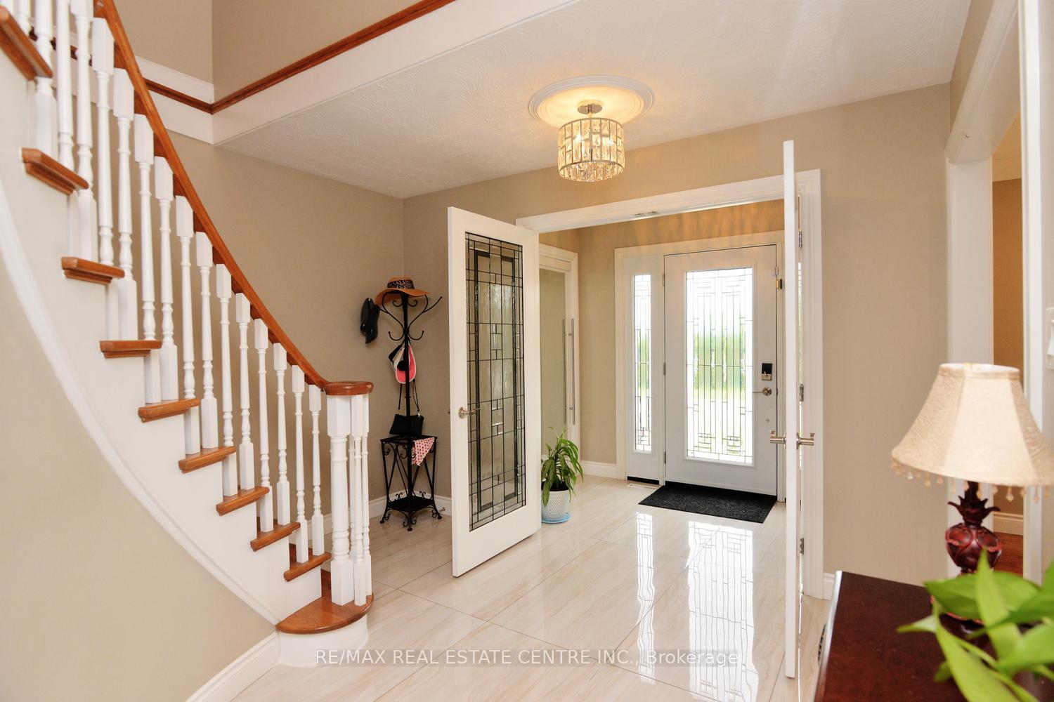 Photo 10 of 43 Regalview Drive, Hamilton, Stoney Creek — HOMEH