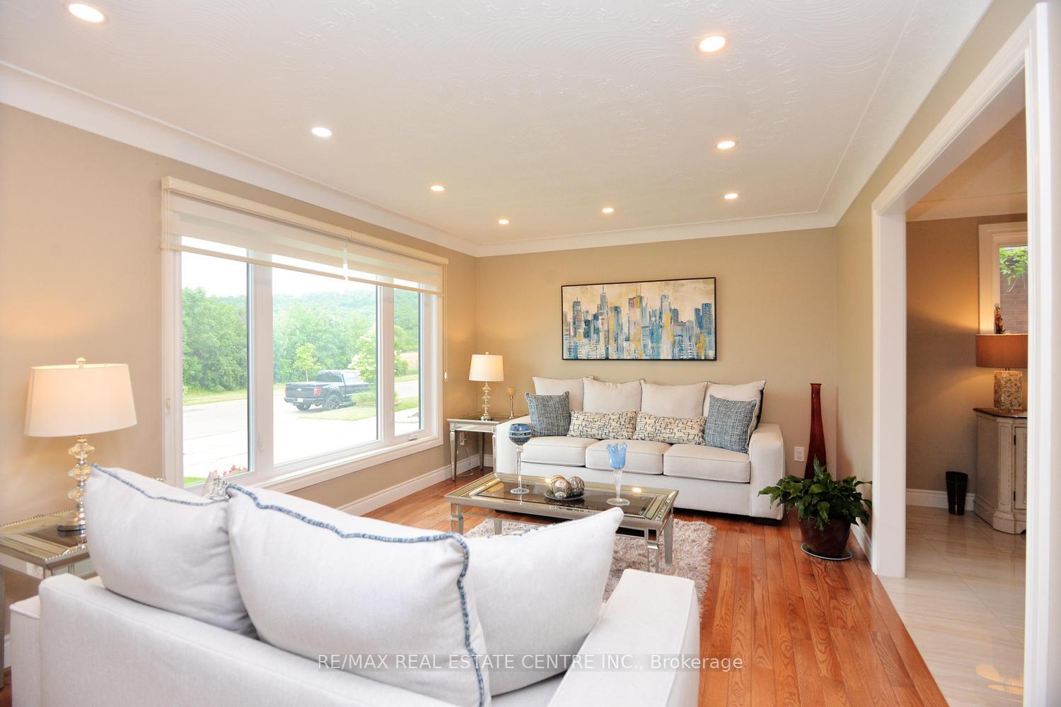 Photo 13 of 43 Regalview Drive, Hamilton, Stoney Creek — HOMEH