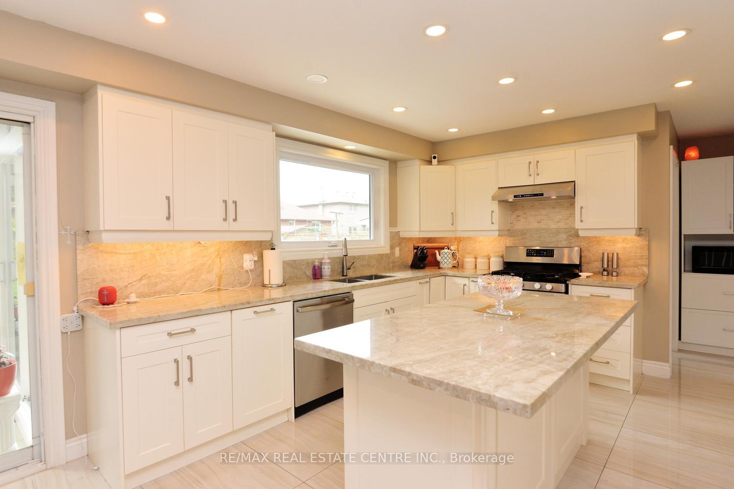 Photo 18 of 43 Regalview Drive, Hamilton, Stoney Creek — HOMEH