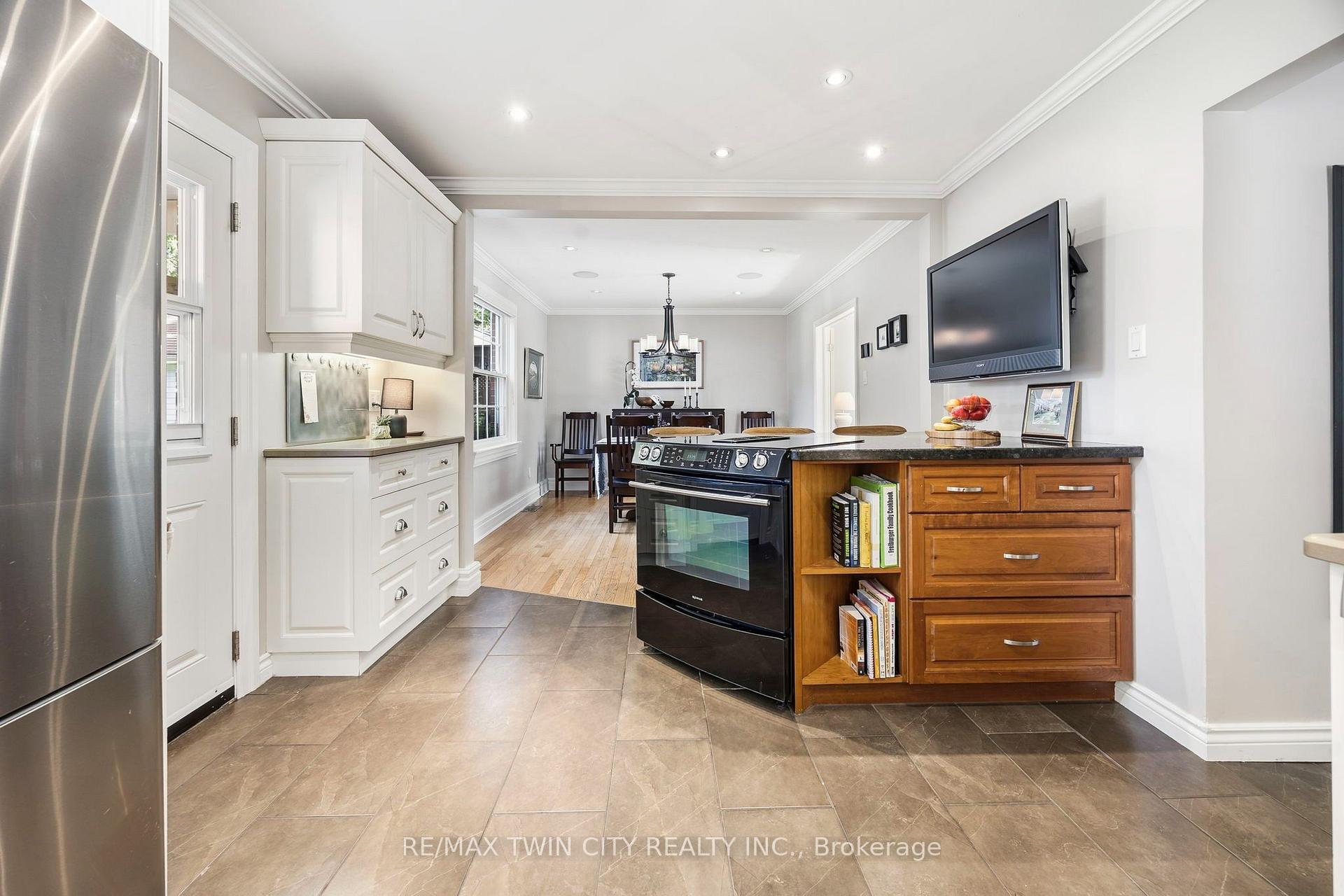 Photo 12 of 164 Sheldon Avenue N, Kitchener, King East — HOMEH