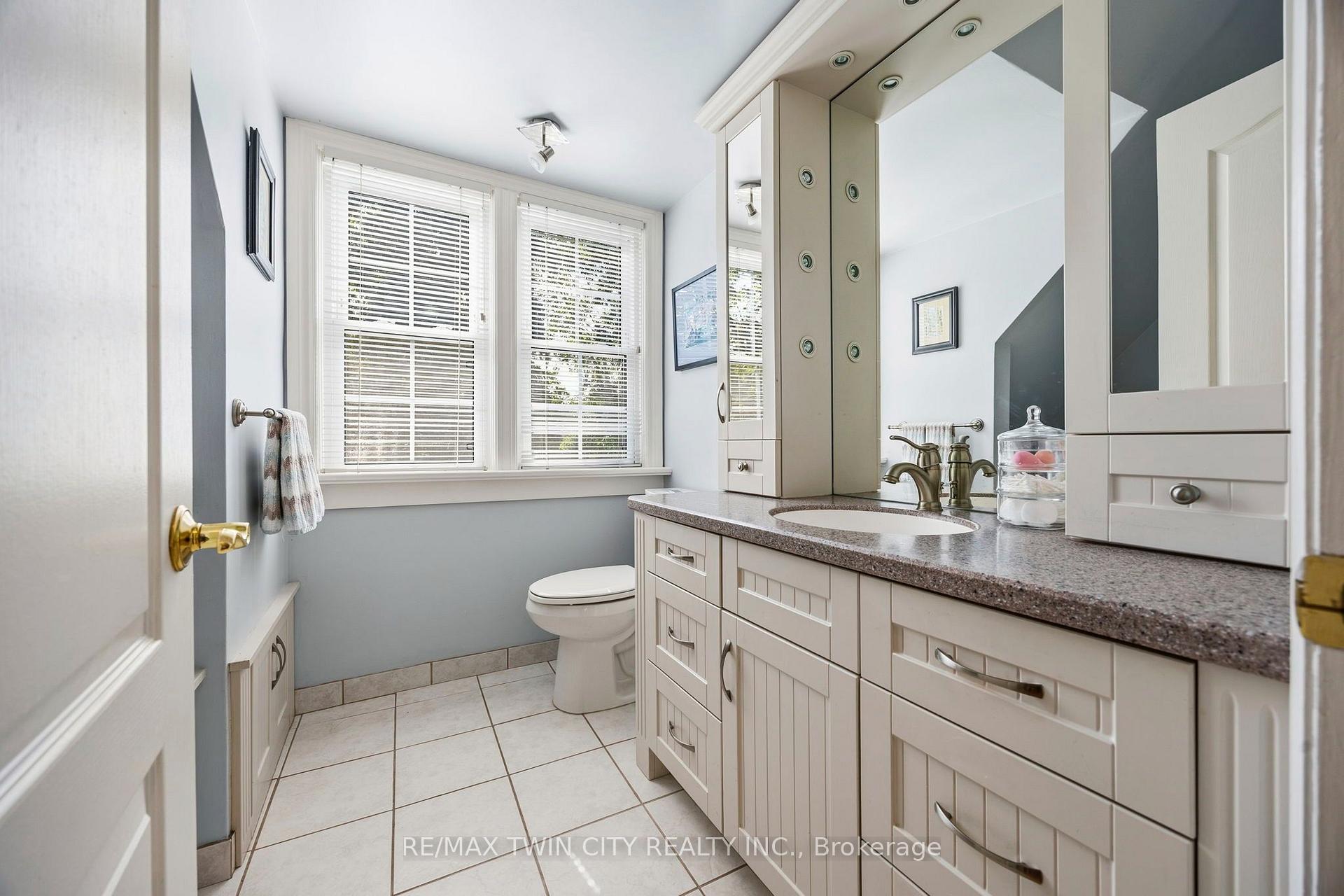 Photo 18 of 164 Sheldon Avenue N, Kitchener, King East — HOMEH
