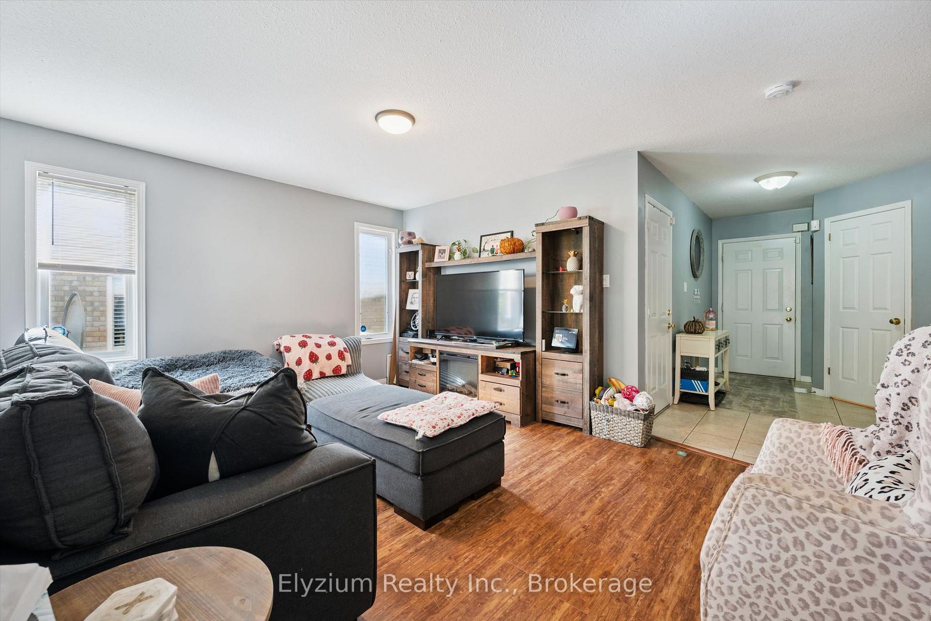 Photo 5 of 25 Henry Court, Guelph, Grange Road — HOMEH