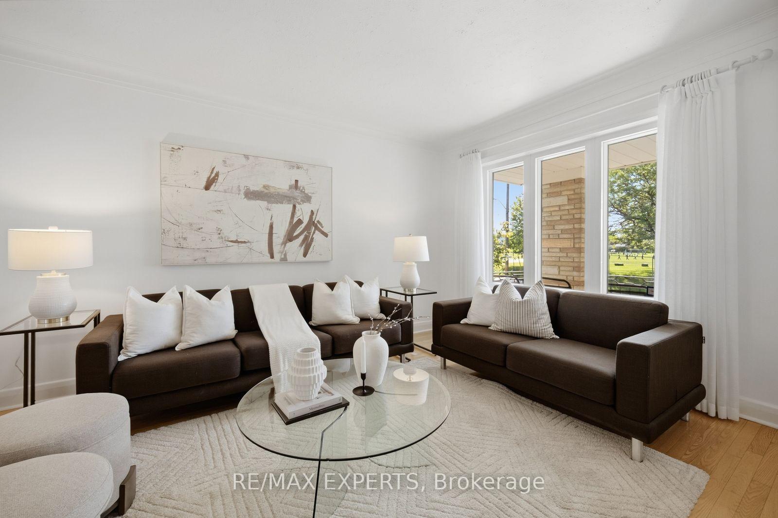 Photo 5 of 90 Heathrow Drive, North York, Downsview-Roding-CFB — HOMEH
