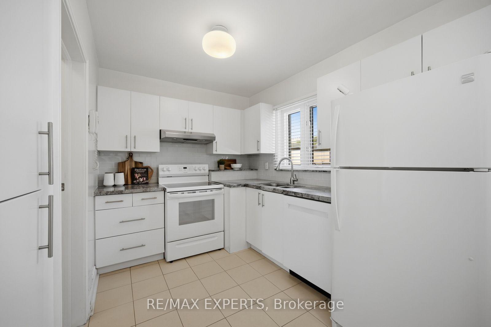 Photo 10 of 90 Heathrow Drive, North York, Downsview-Roding-CFB — HOMEH