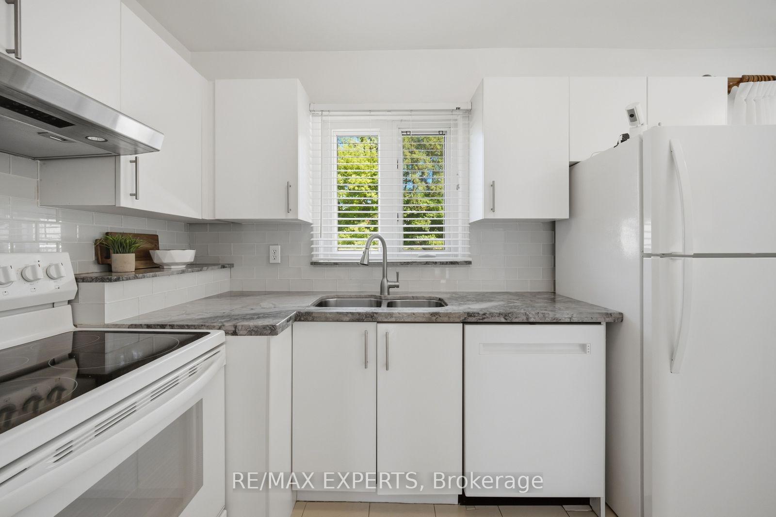 Photo 11 of 90 Heathrow Drive, North York, Downsview-Roding-CFB — HOMEH