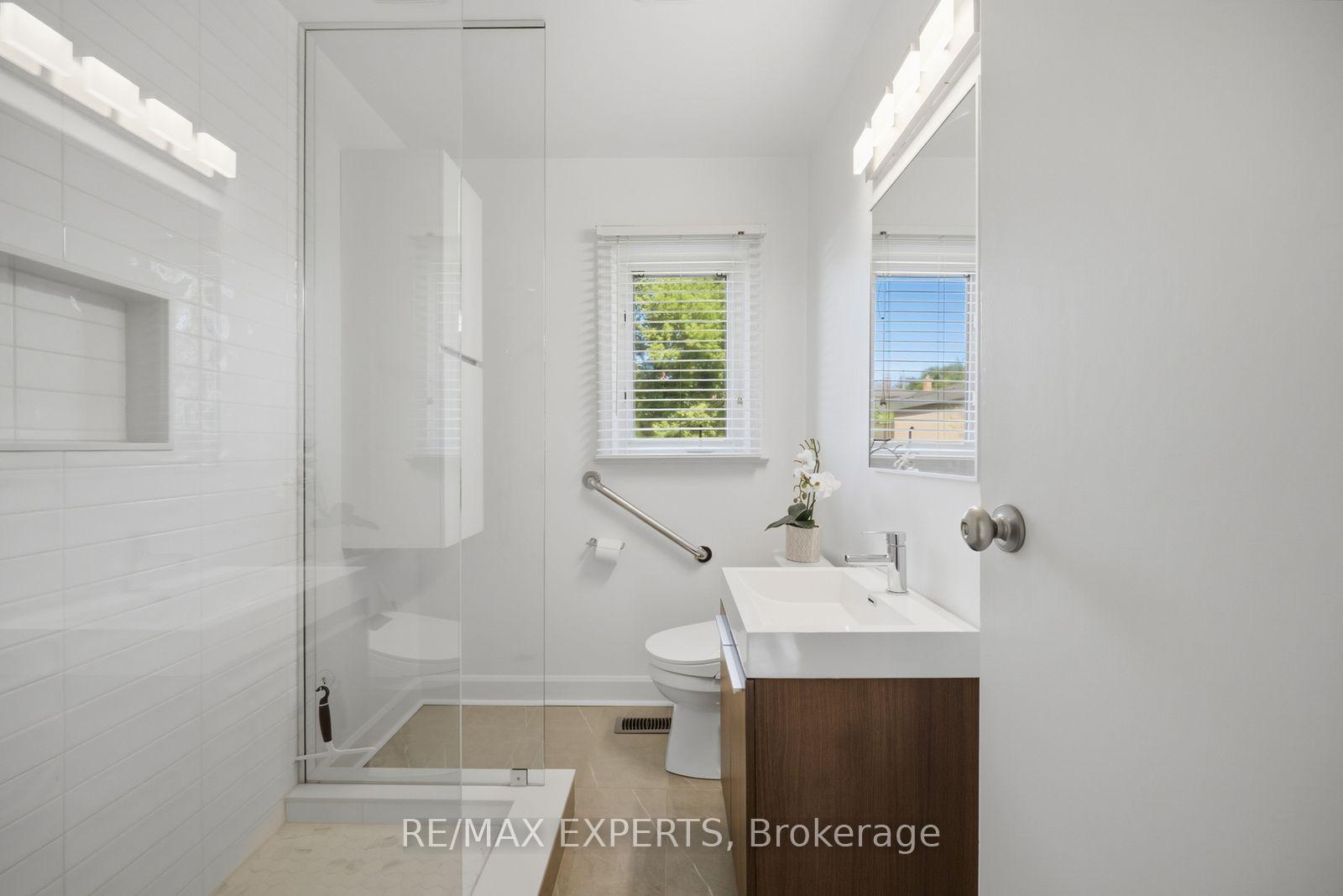 Photo 17 of 90 Heathrow Drive, North York, Downsview-Roding-CFB — HOMEH