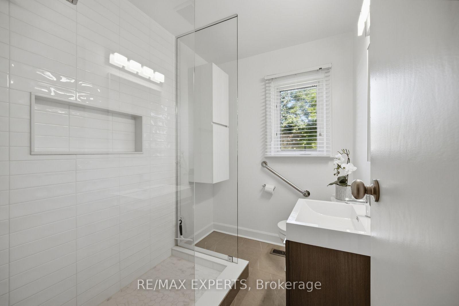 Photo 18 of 90 Heathrow Drive, North York, Downsview-Roding-CFB — HOMEH