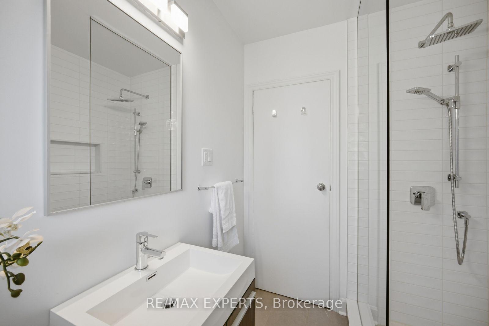 Photo 19 of 90 Heathrow Drive, North York, Downsview-Roding-CFB — HOMEH