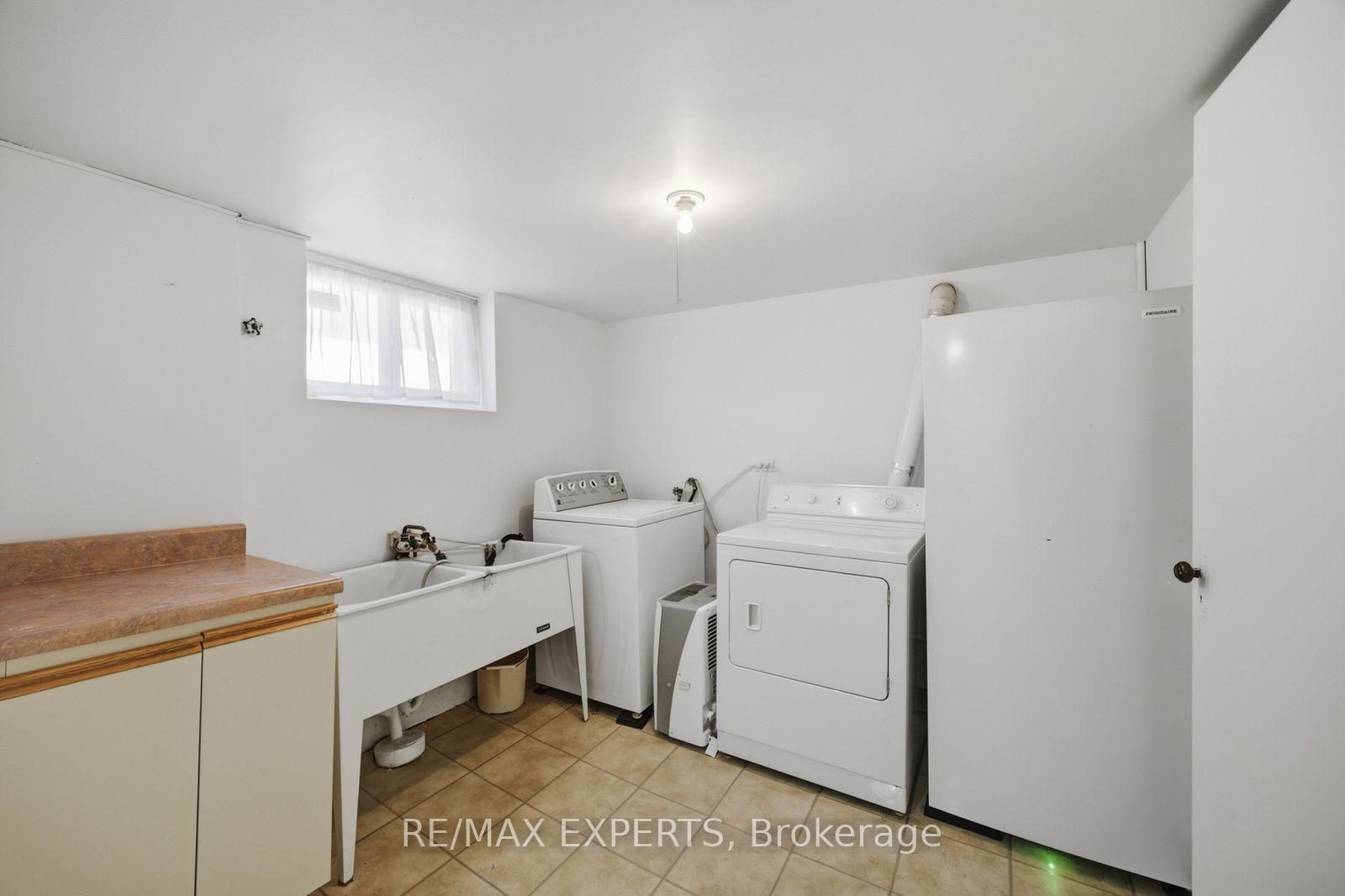 Photo 22 of 90 Heathrow Drive, North York, Downsview-Roding-CFB — HOMEH