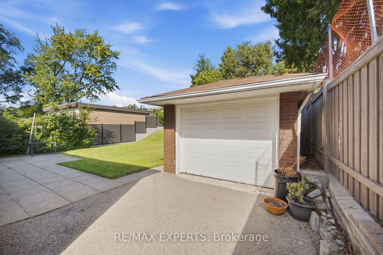 Photo 31 of 90 Heathrow Drive, North York, Downsview-Roding-CFB — HOMEH