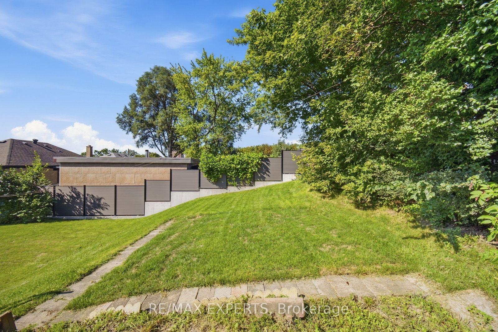 Photo 32 of 90 Heathrow Drive, North York, Downsview-Roding-CFB — HOMEH
