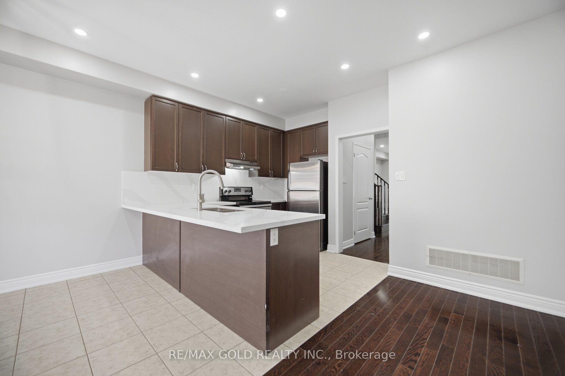 Photo 13 of 55 Loftsmoor Drive, Brampton, Sandringham-Wellington — HOMEH