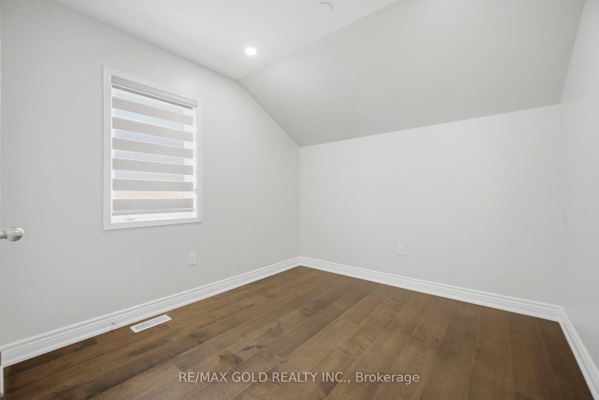 Photo 36 of 55 Loftsmoor Drive, Brampton, Sandringham-Wellington — HOMEH