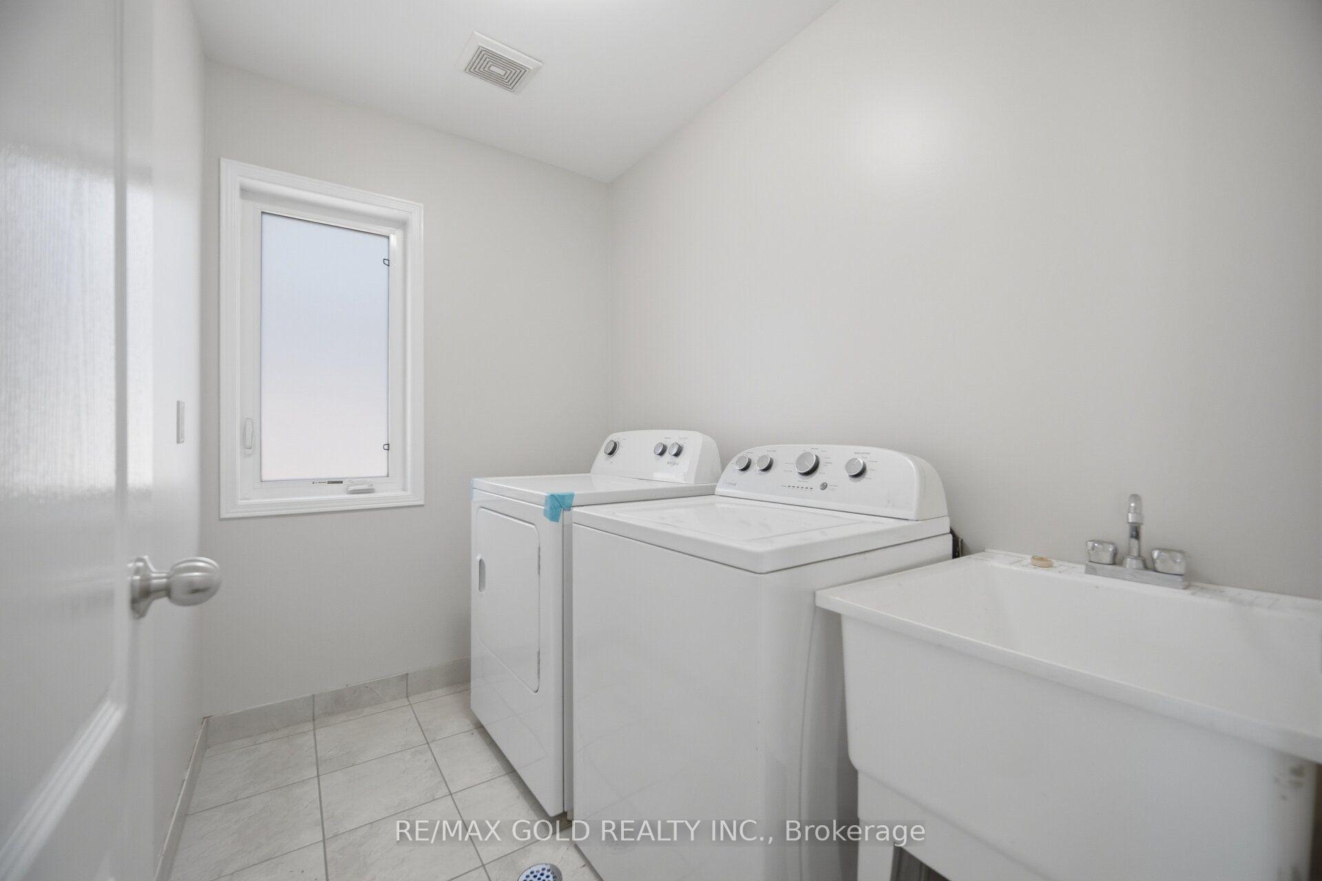 Photo 40 of 55 Loftsmoor Drive, Brampton, Sandringham-Wellington — HOMEH