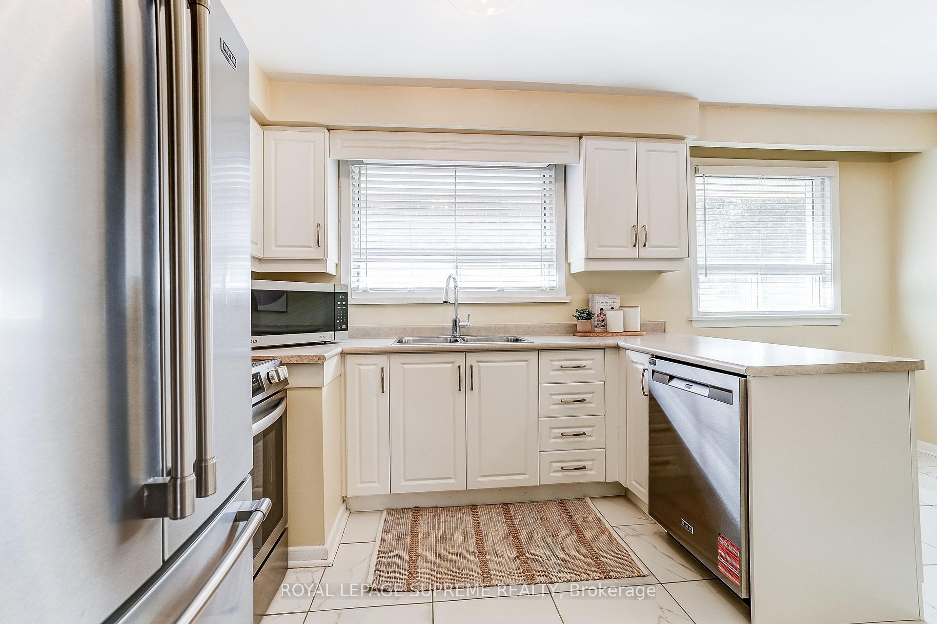 Photo 15 of 100 Summitcrest Drive, Etobicoke, Willowridge-Martingrove-Richview — HOMEH